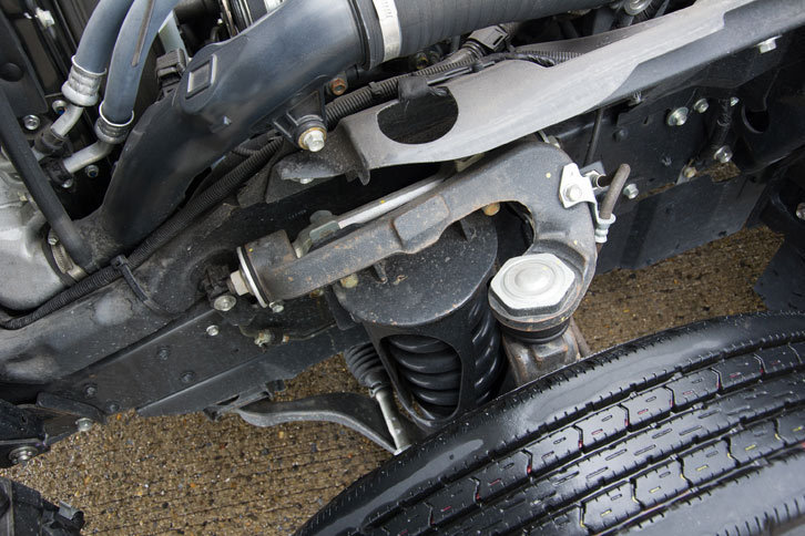 サスペンションは、フロントが独立懸架のダブルウイッシュボーン式、リアが車軸式。バネにはそれぞれコイルスプリングとリーフスプリングが用いられている。