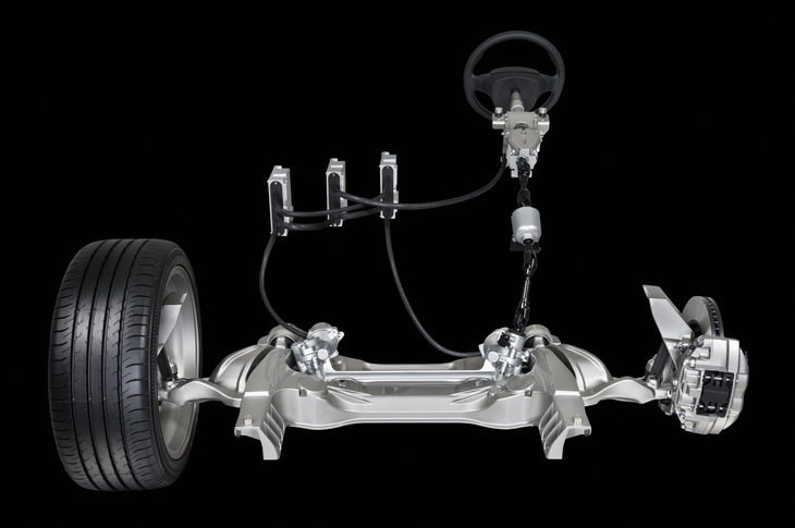 ステアリングバイワイヤとは、ドライバーのハンドル操作を電気信号化し、アクチュエーターによって車輪を転舵する仕組みである。「インフィニティQ50／日産スカイライン」の機構には、故障時にも操舵が可能なよう、ステアリングシャフトが残されている。