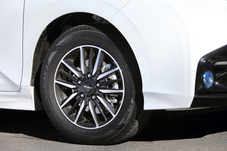 センターキャップに「Modulo」のロゴが入った、専用デザインのアルミホイールを装備する。タイヤサイズは標準の「フリード」と同じ185/65R15で、テスト車は「ダンロップ・エナセーブEC300」を履いていた。