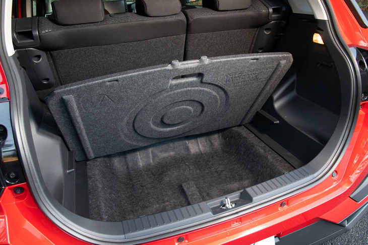 ゆとりのある荷室空間も「ロッキー」の魅力。369リッターの床上スペースに加え、4WD車でも38リッターの床下収納が備わっている。