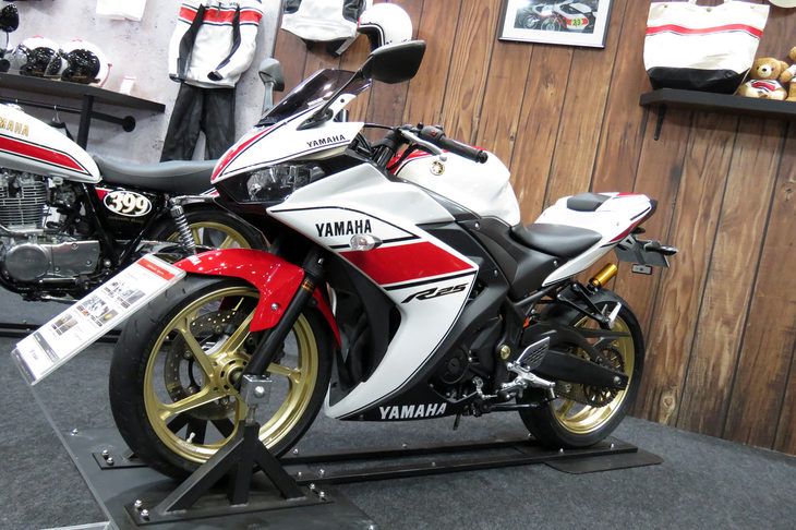 ヤマハYZF-R25オーセンティックスポーツ