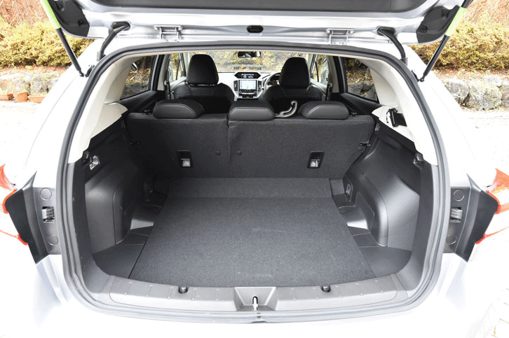 荷室の容量は、5人乗車時で385リッター。後席の背もたれを前方に倒すことで、さらに拡大できる。（写真をクリックすると荷室のアレンジが見られます）