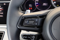 ステアリングホイールに備わる音声入力のスイッチ。各デバイスの操作や目的地検索などが行える「ボイスパイロットオンライン音声コントロール」もアップデートされた。