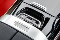 センターコンソールにはソフトトップのオープンとクローズ、さらにウインドディフレクター用のスイッチを個別に用意。「SL」ではインフォテインメントシステムに組み込まれてしまっているため、ぜいたくな装備だ。