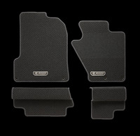 フロアマットは写真のブラックのほか、レッドもラインナップされる。