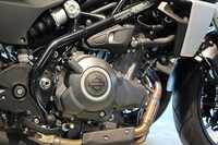 「X350」のパワーユニットは、排気量353ccの2気筒エンジン。つまり、同モデルは国内において、普通二輪免許（MT）で乗車可能となる。