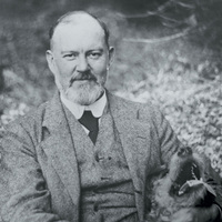 フレデリック・ヘンリー・ロイス（1863-1933）。苦学の果てにエンジニアとして身を立てた努力の人で、完璧な品質の製品を送り出すことに心血を注いだ。