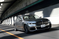 「M760Li xDrive」の動力性能は、0-100km/h加速が3.8秒、最高速が250km/h（Mドライバーズパッケージ装着車は305km/h）とアナウンスされている。（欧州仕様の場合）