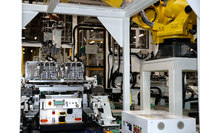 パワートレインの組み立て工程の様子。エンジンブロックなどの大型部品の搬送はすべて「AVG」と呼ばれる自動搬送装置が行い、またヘッドまわりの取り付けなども完全に自動化されている。