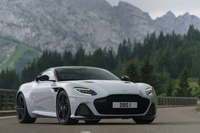 写真は、アストンマーティンのラインナップでも高性能モデルと位置付けられる「DBSスーパーレッジェーラ」。その最高出力は725PSに達する。最高速度は340km/h。