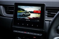 走行モードは「エコ」「スポーツ」「マイセンス」の3種類。気分や道路状況に合わせて気軽に切り替えられるのがうれしい。