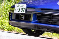 一定以上のスピードになると、自動で展開する「アクティブフロントスポイラー」を標準装備。正面に「911 turbo」のロゴが刻まれている。