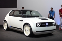 2017年のフランクフルトモーターショーで発表された「アーバンEVコンセプト」。EVパワートレインや後輪駆動のプラットフォームだけでなく、AIやクラウドを活用したアシスタント機能などについても示唆されていた。