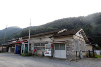 秩父鉄道の駅は、どれもこれもホントに趣深い。記者のお気に入りは写真の波久礼駅と、樋口駅、そして線路側から見た長瀞駅の駅舎である。