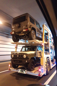 首都高で「ジムニー」と「ジムニーシエラ」を載せたカーキャリアに遭遇！（写真＝池之平昌信）