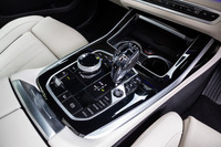 セレクターレバーやエンジン始動スイッチ、iDriveコントローラーには手作業で仕上げられた上品なガラス製の「クラフテッドクリスタルフィニッシュ」が用いられている。