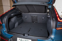 リアの荷室容量は、5人乗車時で413リッター。フロントにも「フランク」と呼ばれる容量31リッターの荷室が設置されている。