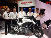 アメリカのCES（消費者エレクトロニクスショー）には、自動車産業からも積極的な参加が見られる。写真は2017年のショーにおいて「ベスト賞」を受賞したホンダの自己バランス・モーターサイクルの開発チーム。