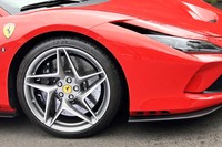 タイヤサイズはフロントが245/35ZR20でリアが305/30ZR20。ピレリではなくミシュランの「パイロットスーパースポーツ」を履いていた。