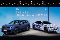 「IAAモビリティー2025」より、新型「iX3」（写真左）と、2026年発表予定の新型「i3」（同右）。BMWでは「ビジョン ノイエクラッセ」由来のカーデザインを、ラインナップ全体に展開していくとしている。