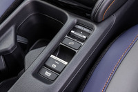 センターコンソールに備わるドライブモード選択スイッチ。走行モードは加速の応答性を高めた「SPORT」、操作性と快適性をバランスさせた「NORMAL」、省燃費運転をしやすくした「ECON」の3つから選択できる。