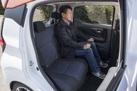 新型「デイズ」では、エンジンルームを前に出し、キャビンを拡大。ホイールベースは先代よりも65mm長くなり、後席のニールームは70mmも広くなった。写真は後席を最も下げた状態（テスターの身長は165cm）。