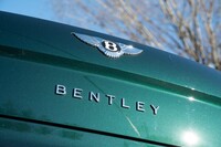リアに輝く「BENTLEY」ロゴと「ウイングドB」のエンブレム。「B」の部分がトランクオープナーになっている。