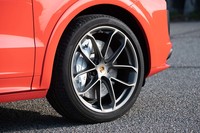 現行の「カイエン」シリーズは前後異サイズのタイヤを履く。試乗車は前が285/35ZR22、後ろが315/30ZR22サイズの「ピレリPゼロ」を履いていた。