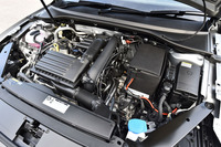 「TSIエレガンスライン」の1.4リッター直4直噴ターボエンジン。低回転域から豊かなトルク特性と、20.4km/リッター（JC08モード）の低燃費を両立する。