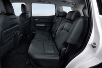 三菱が3列7人乗りの新型SUV「デスティネーター」を世界初公開の画像