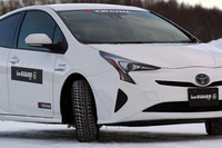 横浜ゴムの主力スタッドレスタイヤ「アイスガード6 iG60」。進化した非対称パターンのほか、新開発の「クワトロピラミッドディンプルサイプ」や「ダブルマイクログルーブ」といった独自の技術を採用している。