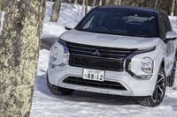 三菱独自のフロントマスク「ダイナミックシールド」の最新版を採用。「デリカD：5」や「エクリプス クロス」とは異なり、フルモデルチェンジでの採用のため、デザイナーは「やりたいことが全部できた」と自負しているという。