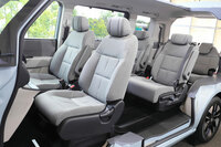 暗い閉塞（へいそく）感を高級感と勘違いしたミニバンが多いなかで、「ステップワゴン エアー」のインテリアは本当に健康的！ しかし、そう思っているのはわれら3人だけのようだ……。（写真：荒川正幸）