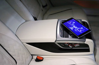 アームレストには脱着可能なタッチスクリーン式のコントローラーが備わり、インフォテインメントシステムや空調、サンルーフ、シェードなどを操作できる。