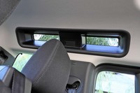 2列目シートの後方には、天井に明かり取りのアルパインウィンドウが備わっている。