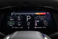 メーターはフルデジタルで、走行モードに応じて表示が変化（写真は「トラック」モード時）。またヘッドアップディスプレイも標準装備される。