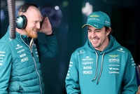 アストンマーティン・アラムコ・フォーミュラワン・チームの支柱である大ベテラン、アロンソ（写真右）。ホンダ関係者から聞こえてくる声からすれば、パワーユニットに対しそれなりに手厳しい指摘を受けているようだが、2015年〜2017年のマクラーレン・ホンダ時代のような対外向けの辛辣（しんらつ）な発言は鳴りをひそめ、チームと協力して改善に取り組んでいる。（Photo=HRC/Getty）