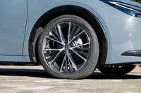 タイヤは19インチの大径ながら、幅が195mmと非常に細いのが特徴だ。