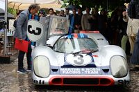 2023年5月の「コンコルソ・ヴィラ・デステ」で。「ポルシェ917K」と賞状を手にしたマエストロ。