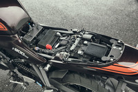 シートを取り外すと、バッテリー（写真中央）やETC車載器（同右）にアクセスできるようになる。