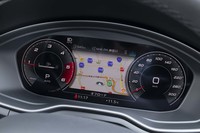 メーターパネルは12.3インチの液晶パネルを使った「アウディバーチャルコックピットプラス」。ステアリングスポークの「VIEW」ボタンを押すとマップが大きく表示される。