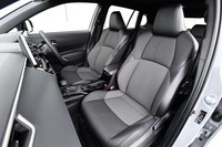 最廉価グレードを除き、「カローラ クロス」の前席はスリムな背面部と高いホールド性を特徴とするスポーティーシートとなっている。
	 