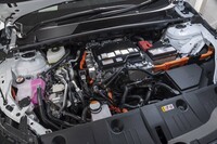 ボンネット内部の中心には電力変換と電力分配、充電機能を統合した「エレクトリシティーサプライユニット」を搭載している。