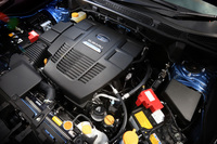 「アドバンス」のエンジンルーム。パワープラントは145ps、188Nmを発生する2リッター水平対向直噴エンジンと、13.6ps、65Nmを発生する電動モーターの組み合わせで、2.5リッター車を上回る力強い加速性能を実現しているという。