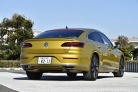 テストした「アルテオン」は、上級グレードの「Rライン4MOTIONアドバンス」。液晶メーターの「アクティブインフォディスプレイ」や駐車支援システム「パークアシスト」などが標準で備わる。