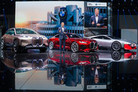 プレスカンファレンスにてスピーチする、BMWのオリバー・ツィプセ会長。