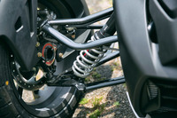 フロントのサスペンション形式はダブルウイッシュボーン。「ラリーエディション」にはプリロード調整機構付きのKYB製のダンパーが装備される。