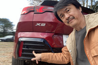 リアバンパーに備わるエアアウトレット風の部分はブラックのダミーパネル。ここをはじめ、いろいろな部分がガンダムを想起させる。非常に子供っぽいのだが、なぜか猛烈にひかれる。