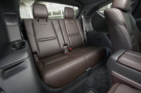 3列目シートについては、身長170cmの人が無理なく座れることを想定して設計。長めのリアドアを採用して開口部を拡大したり、Cピラー下部やアームレストの前端に指をかける“くぼみ”を設けたりと、アクセス性にも配慮がなされている。