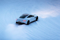 「ヴァンキッシュS」でドリフトに挑む。徐々に思い通りにコントロールできるようになると、自然と笑顔になった。